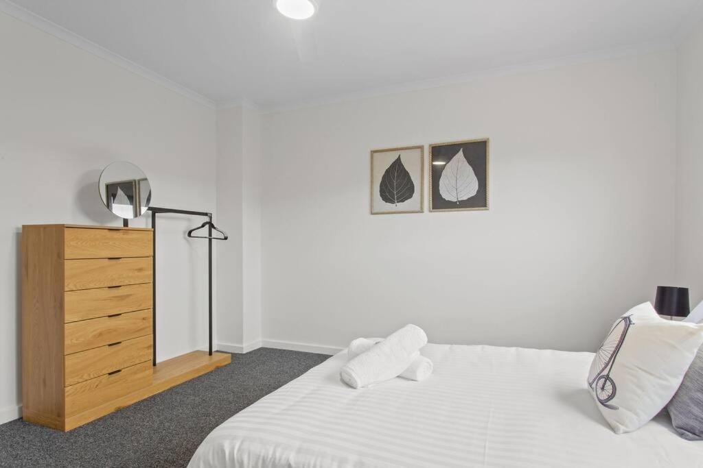 Ferienwohnung Waterfront Townhouse - Picturesque Marina Views Port Lincoln Exterior foto